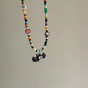 Gedetailleerde close-up van de kleurrijke Halloween kralenketting met een schattige vleermuis.
