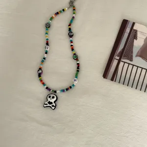 Handgemaakte kleurrijke kralenketting met doodskop hanger, trendy mode sieraden voor dames.