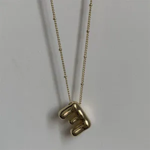 Gouden beginletter hanger ketting, minimalistische puffy alfabet ketting voor dames.