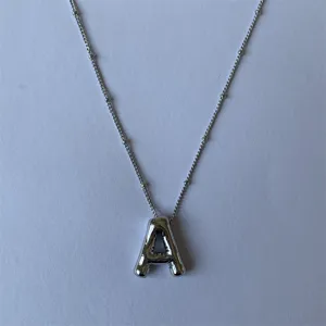 Zilveren letter A hanger ketting met fijne kraalketen, stijlvolle en minimalistische mode sieraden.