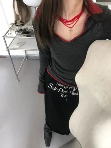 Collier ras de cou punk multicouche en perles rouges avec pendentif croix style rétro