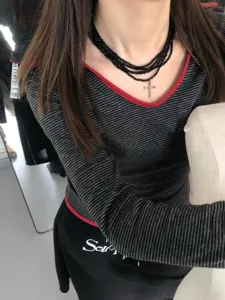 Collier choker punk rétro multi-couches de perles noires avec pendentif croix argentée unisexe