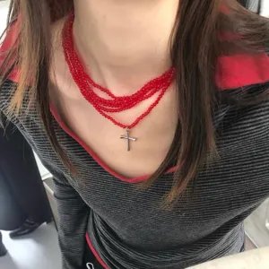Collier Multicouche en Alliage Punk Rétro avec Pendentif Croix Choker Intégré en Perle Artificielle pour Hommes Femmes Bijoux de Fête