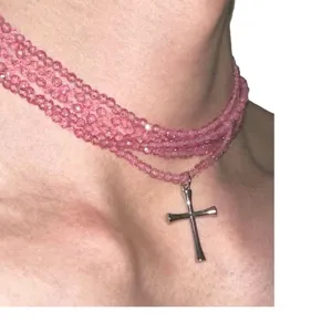 Collier choker de perles roses multicouche rétro punk avec pendentif croix argentée quotidien