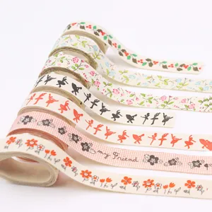 Vue détaillée de rubans en lin et coton avec des motifs de fleurs et de danseurs pour loisirs.