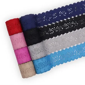 Vista dettagliata di nastri grosgrain con fiori cavi colorati, ideali per fiocchi e hobbistica.