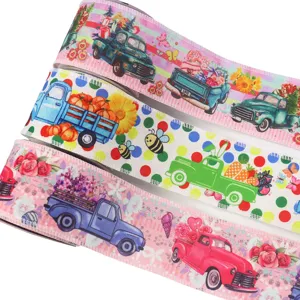 Vue détaillée de rubans en tissu armé avec des camions rétro et motifs floraux pour déco.