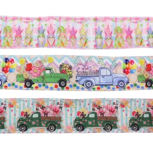 Vue détaillée de rubans décoratifs imprimés avec des gnomes de Pâques et des camions de fleurs.