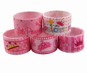 Primo piano dettagliato di nastri rosa in gros-grain con stampe di corone per progetti.