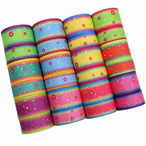 Kleurrijke bedrukte grosgrain lint rollen voor DIY ambachten, cadeauverpaning en accessoires.