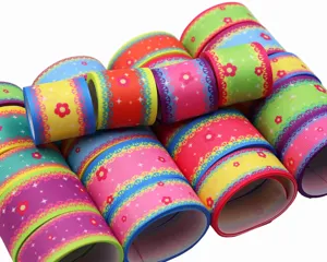 Detailopname van gekleurde bedrukte grosgrain lintrollen, 38mm breed, bloemen kant DIY.