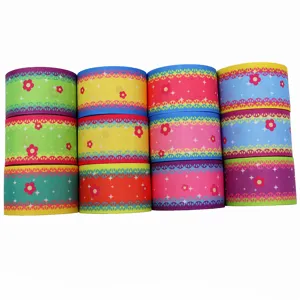 Gedetailleerd uitzicht van gekleurde transferbedrukte grosgrain linten met bloemmotieven.
