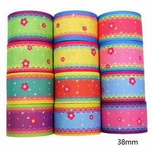 Kleurrijke 38mm grosgrain lint rollen met bloemenkant print voor handwerk en cadeaus.
