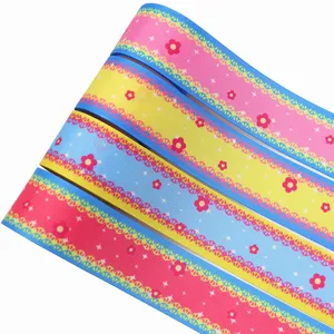 Detailopname van kleurrijke DIY-grosgrain linten met delicate bloemen- en kantpatronen.