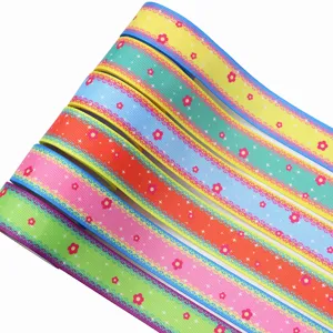 Detailopname van 38 mm kleurrijke transferbedrukte grosgrain linten met leuk bloemenpatroon.