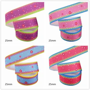 Gedetailleerd uitzicht van kleurrijke bedrukte grosgrain linten met kant- en bloemmotieven, 25mm.