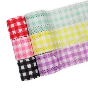 Detalle en primer plano de cinta de tela a cuadros coloridos con borde de encaje para manualidades.