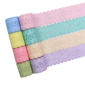 Rotoli di nastro in pizzo traforato colorato per lavori artigianali e confezioni regalo.