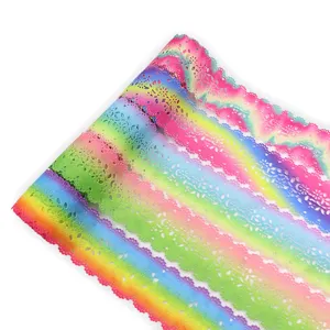 Primo piano dettaglio del nastro di pizzo traforato sfumato arcobaleno da 44mm per fai da te.