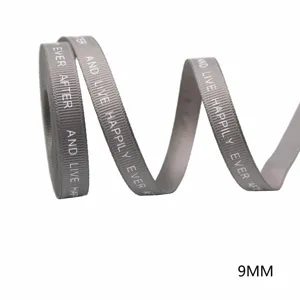 Vista dettaglio nastro grigio, finitura in tessuto 9mm con stampa bianca per regali.