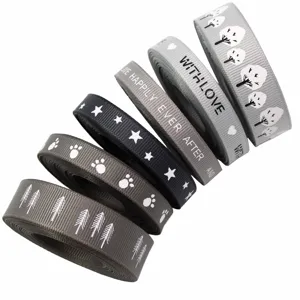 Nastri grosgrain grigi con stampe di alberi e stelle per bellissimi regali.