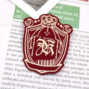 Prachtig geborduurd patchdetail, donkerrood kroonwapenontwerp voor uniformkraandecoratie.