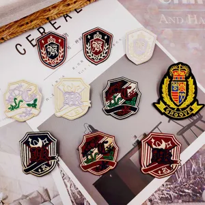 Britischer Schulstil Gestickt Patch Schild Abzeichen JK Uniform Brosche Stoffaufkleber Für Hemd Taschen DIY Zubehör