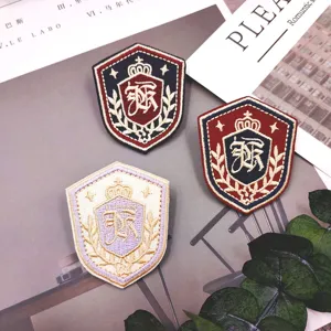 Detailansicht der JK DK Uniform bestickten Wappen Abzeichen Patches Broschen mit Krone.