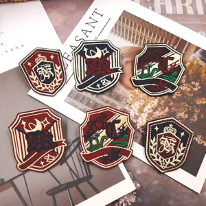 Detallierte Ansicht exquisiter bestickter Abzeichen Patches mit Wappen Design für JK Schuluniformen.