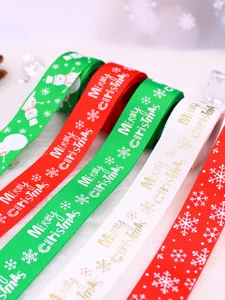 Detailopname van feestelijke kerstlinten met opdruk van sneeuwvlokken en schattige sneeuwmannen.