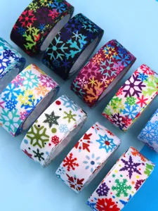 Vista dettagliata di nastri grosgrain con motivi di fiocchi di neve per decori e fai-da-te.