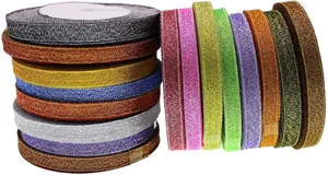 Vista dettagliata di nastri glitterati metallici colorati, perfetti per fiocchi fai da te.