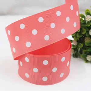 Dettaglio in primo piano di nastro gros-grain rosa a pois da 38 mm, ideale per confezioni.