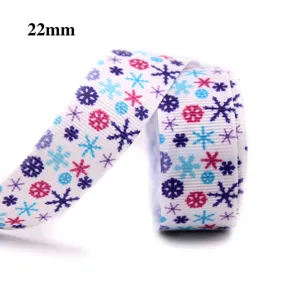 Détail du ruban gros-grain à flocons de neige colorés de 22mm, idéal pour les emballages cadeaux.
