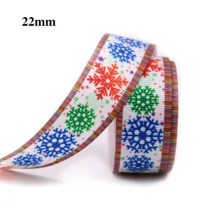 Ruban de Noël motif flocon de neige vue détaillée avec largeur 22mm et design coloré.