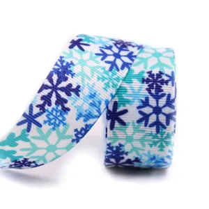 Dettaglio del nastro con fiocco di neve blu motivo chiaro per confezioni regalo e decori.