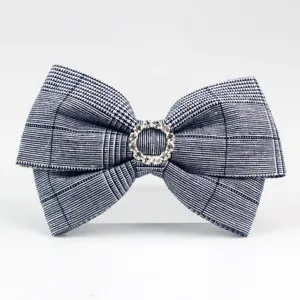 Blau-weißer Karo-Stoff-Schleifen-Haar-Accessoire-DIY-Material mit funkelndem Strassring.