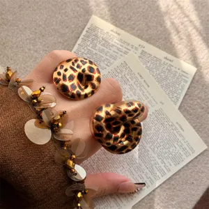 Detailaufnahme des exzentrischen Leo-Muster Ring-Sets, Vintage Ins-Stil Modeschmuck.