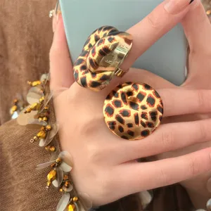 Exzentrische Metall Ringe mit Leopardenmuster Statement offener Ring Retro Schmuck Detailaufnahme