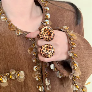 Exzessiver Leo-Muster Statement Ring, retro klobiger geometrischer Ring für Damen.