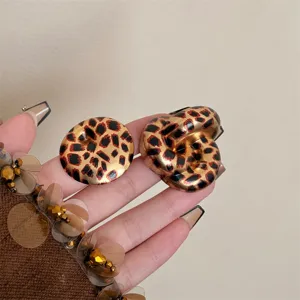 Nahaufnahme des auffälligen Leopardenmuster Gold Rings mit einzigartigem verdrehtem Design.