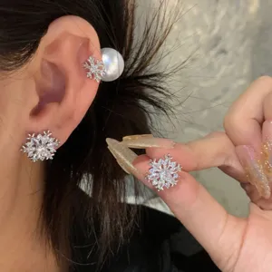 Sparkling zircon snowflake earrings with delicate floral design for daily commuting.