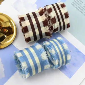 Nastro a quadri sfrangiato fatto a mano per accessori per capelli fai-da-te e confezioni regalo.