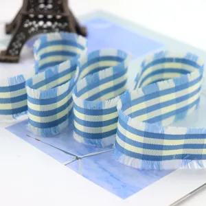 Nastro a quadri con frange blu per fai da te, fiocchi per capelli e confezioni regalo.