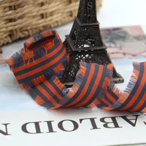 Nastro sfrangiato fatto a mano con righe arancioni e grigie, ideale per fai da te e fiocchi.