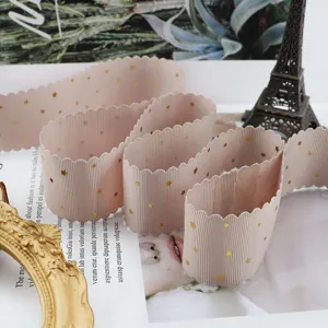Ruban côtelé festonné de 38mm avec étoiles dorées, idéal pour nœuds de cheveux et loisirs créatifs.