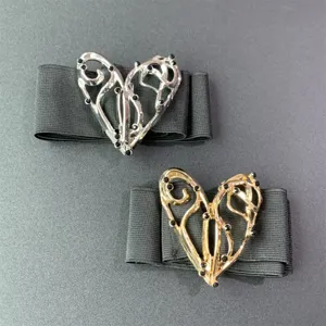 Cinturón elástico vintage francés con detalle de hebilla de corazón y banda negra.