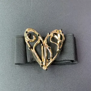 Hebilla de cinturón de corazón hueco retro francés elástico negro detalle de moda.