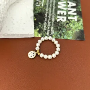 Eleganter Perlring mit goldenem Smiley Anhänger modischer Fingerschmuck für Damen