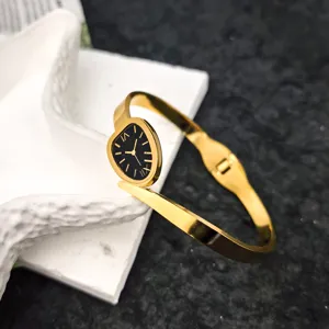 Orologio rigido in acciaio inossidabile dorato con quadrante nero ovale e design elegante.